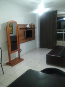 a living room with a couch and a mirror at Praia de Itaparica Ed Green Diamond Vila Velha ES in Itaparica