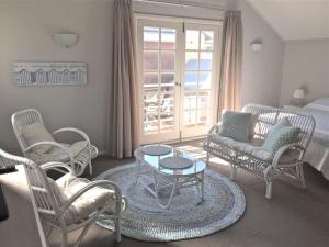 sala de estar con sillas, mesa y cama en Fremantle Local Beach Studio, en Fremantle