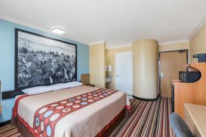 Postel nebo postele na pokoji v ubytování Super 8 by Wyndham Midland