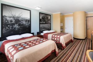 Postel nebo postele na pokoji v ubytování Super 8 by Wyndham Midland