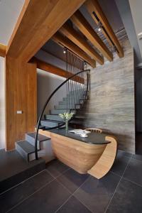 Cette chambre dispose d'un escalier en bois et d'un banc en bois avec un escalier. dans l'établissement Sun Moon Lake Blue Sky Bay B&B, à Yuchi