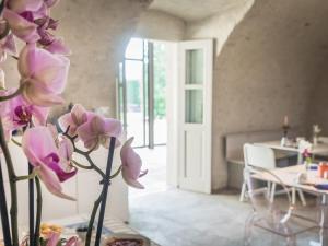a vase filled with pink flowers in a room at Casa Torre Allera in Cuneo