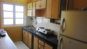eine Küche mit Kühlschrank und Spüle in der Unterkunft Mariano Gracinda resort in Calangute