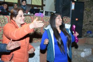 twee vrouwen die naast elkaar staan bij Astraal Resorts and Spa in Rishīkesh