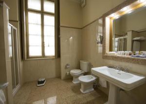 A bathroom at Villa Fenaroli Palace Hotel