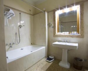 A bathroom at Villa Fenaroli Palace Hotel