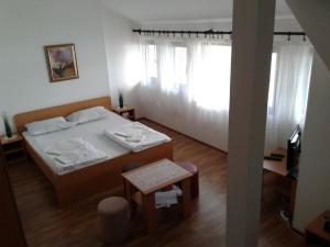 a small bedroom with a bed and a window at Rooms Jankovic in Donji Milanovac