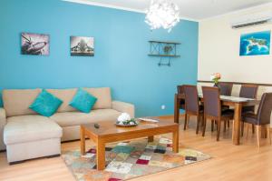 a living room with a couch and a table at Pilot House - Village Marina in Olhão