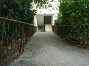 una puerta que conduce a una casa con una escalera en Lake House en Tiberias