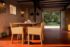 ビビオーネにあるValgrande Bibione Casoneのダイニングルーム(木製テーブル、椅子付)