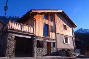 a building with a balcony on top of it at La maison de Marie in Valmorel