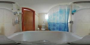 Een badkamer bij Kosmos Hotel