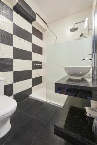 Kylpyhuone majoituspaikassa In Bed with Lisbon - Lux4you Apartment