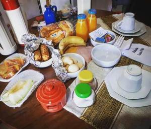 una mesa con un montón de comida. en Pousada Lua e Sol, en Santo Antônio do Pinhal