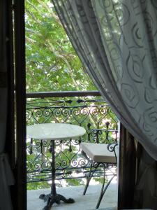 een balkon met een tafel en stoelen bij Ta Xelidonakia in Pinakátai