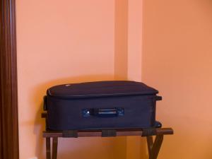 una maleta azul sentada en una mesa en una habitación en Hotel Marcial en Narón