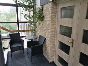 d'une terrasse avec des chaises, une table et une porte. dans l'établissement Hotel Bohemians, à Prague