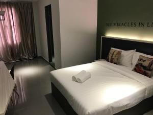 Postel nebo postele na pokoji v ubytování Hotel 99 Kota Kemuning