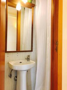 ein Bad mit einem Waschbecken und einem Spiegel in der Unterkunft Corato room economy in Corato