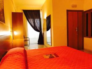 1 dormitorio con cama roja y espejo en Corato room economy, en Corato
