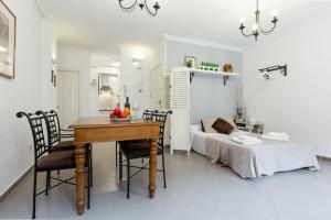 a living room with a table and a bed at Los Ventanales Plaza Mayor in Madrid