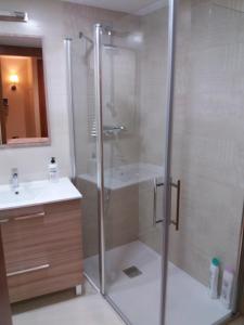 La salle de bains est pourvue d'une douche et d'un lavabo. dans l'établissement El Cobijo de los Arribes, à Fermoselle