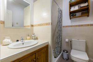 łazienka z umywalką i toaletą w obiekcie Apartamento w Madrycie +20 zdjęć