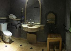 Koupelna v ubytování Kasbah Titrit & Spa