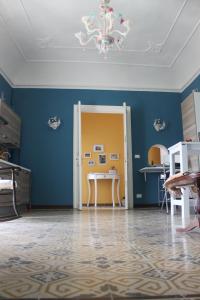 パレルモにあるDimore de La Rosaの青い部屋(黄色いドア、テーブル付)