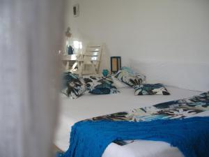 una camera con due letti, un tavolo e una sedia di Apartment Tanja a Supetar (San Pietro di Brazza)