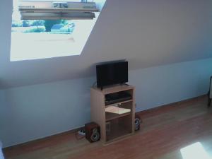 TV a/nebo společenská místnost v ubytování Gîte Lézardrieux