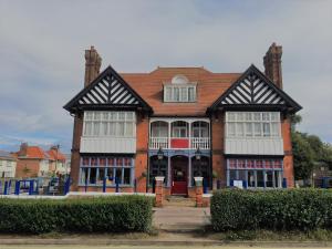 un gran edificio de ladrillo rojo con ventanas blancas en Blyth Hotel, en Southwold