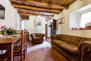 彼德拉拉韋斯的住宿－La Chova，客厅配有沙发和桌子