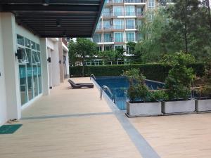 - un bâtiment avec une piscine entourée de plantes dans l'établissement Baan Khao Yai, à Pak Chong