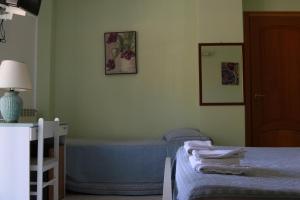 Postel nebo postele na pokoji v ubytování Palia's Hotel