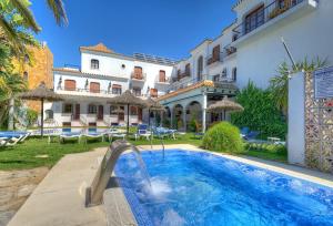 Bazén v ubytování Hotel Pozo del Duque nebo v jeho okolí