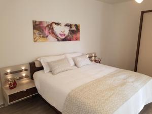 ein Schlafzimmer mit einem Bett und einem Gemälde an der Wand in der Unterkunft Arion-Thale in Thale