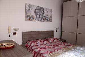コマッキオにあるPorta del Carmineのベッドルーム1室(壁に絵画が描かれたベッド1台付)