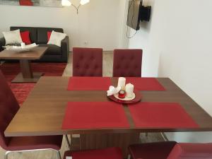 einem Esstisch mit roten Matten und einem Teller darauf in der Unterkunft Arion-Thale in Thale
