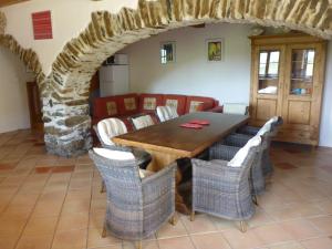 comedor con mesa de madera y sillas en Mas Taillet Maison de Xatart, en Prats-de-Mollo-la-Preste