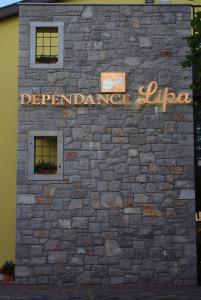 un edificio de ladrillo con un cartel. en Dependance Lipa, en Basovizza