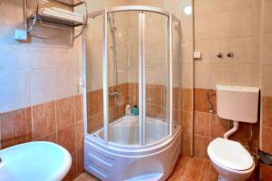 Koupelna v ubytování Guesthouse Vitez + 21 fotografií