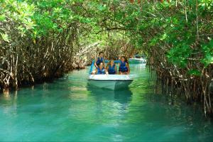 a group of people in a boat on a river at Ubicación Privilegiada, a un "Super Precio" in Cancún