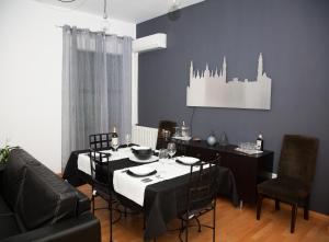 a dining room with a table and a couch at Dean Dos Catedrales in Zaragoza