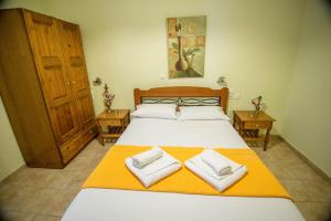 um quarto com uma cama com duas toalhas em Elea Houses em Metímna