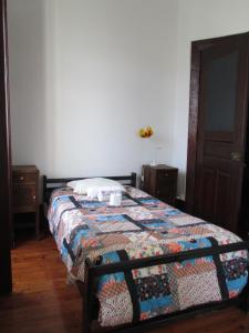 a bedroom with a bed and a dresser at Guesthouse da Sé in Guarda