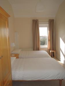 1 dormitorio con 2 camas y ventana en Special seafront apartment en Portsmouth