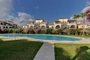 uma casa grande com uma piscina em frente em Al Andalus Francisco em Vera