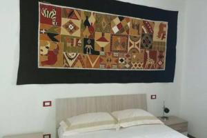 MartignanoにあるDa Zio Antonio - Vacanze nel Salentoの寝室のベッドの上に掛けられた絵画