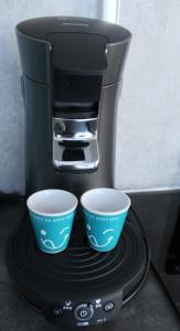 zwei Tassen auf einer Kaffeemaschine in der Unterkunft Lovely place near Vieux Port in Marseille